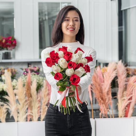Букет из 25 красно-белой голландской розы 50 см