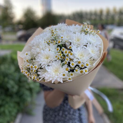 Букет из хризантем с ромашками