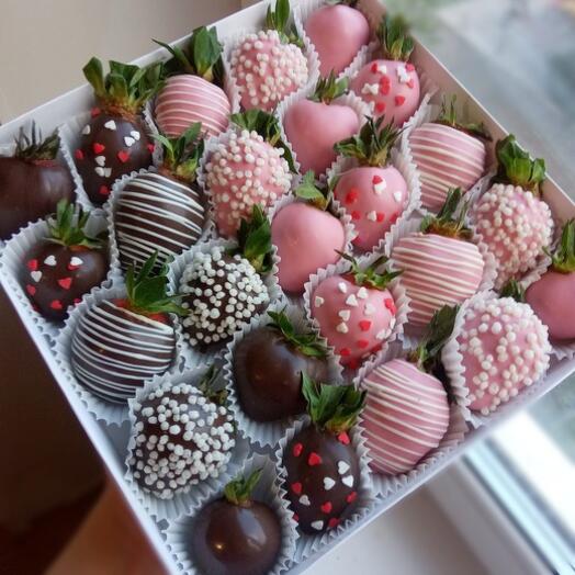 Клубничная коробочка 25 штук Love