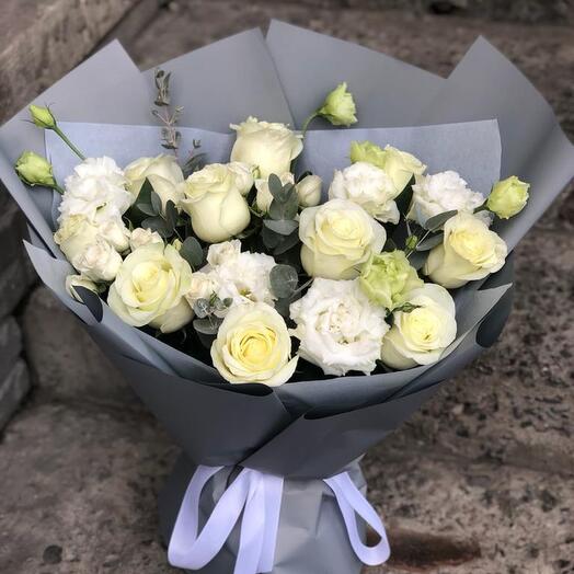 Букет с белой эустомой