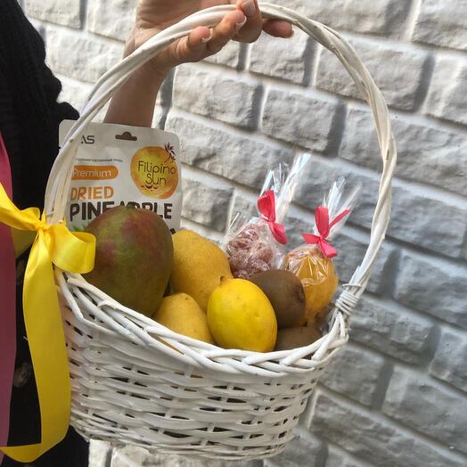 cesta de frutas y frutas secas
