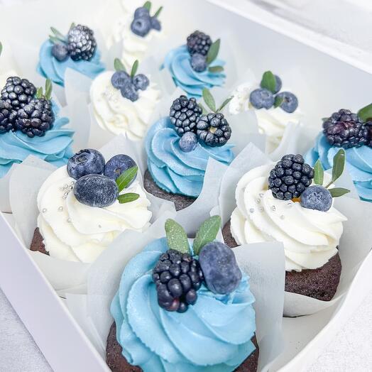 Cupcakes de 12 piezas con decoración de crema azul y blanca con bayas oscuras