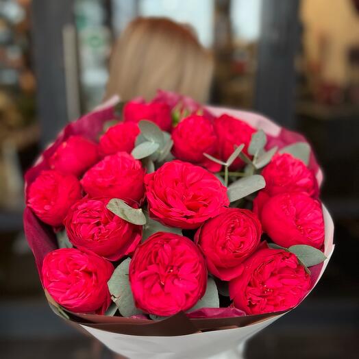 Ramo de rosas varietales en forma de peonía