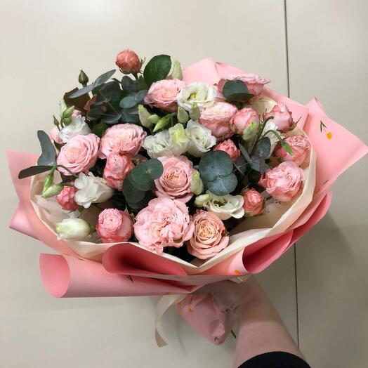 Ramo con rosas peonías y euclipto fragante