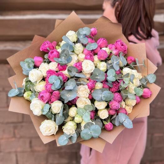 Monobucket of 21 peony-shaped bush roses