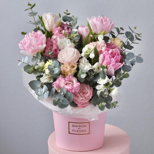 Цветы в коробке «Рапсодия» с розой Бомбастик и пион. тюльпанами на Татьянин день