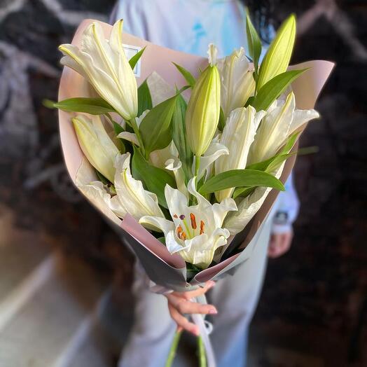 Bouquet of 3 white lilies in a stylish Barclay package