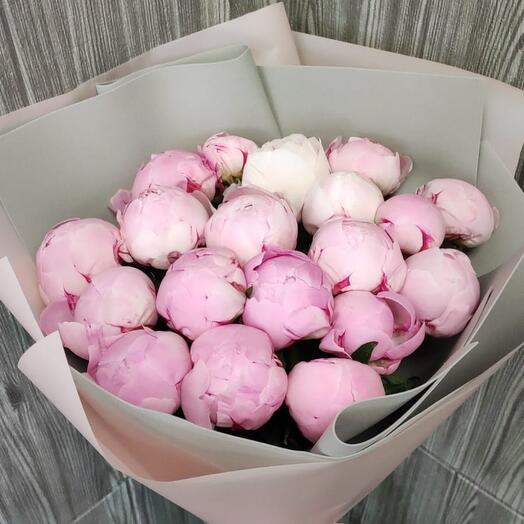 Bouquet of 19 pink peonies