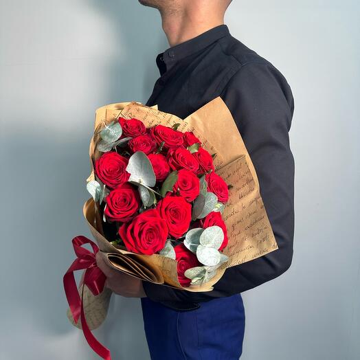 Букет из красных роз с эвкалиптом