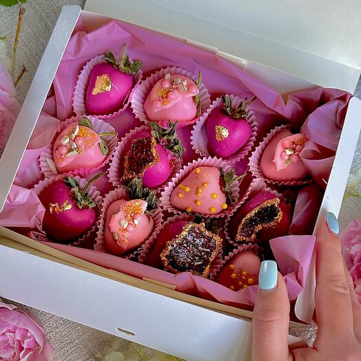 Клубника в шоколаде с золотом Dragon Fruit
