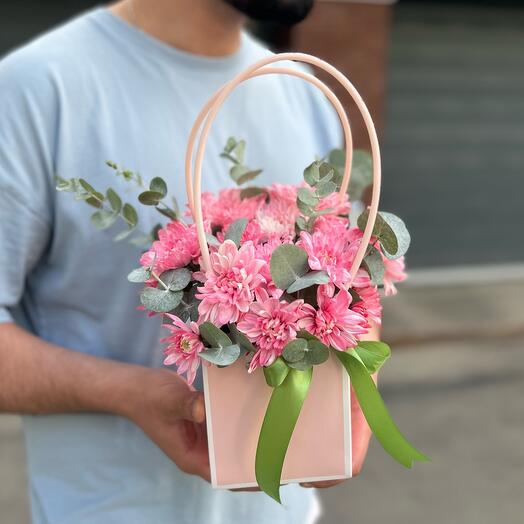 Сумочка из розовых хризантем с эвкалиптом💗
