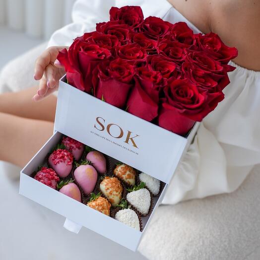 Шкатулка с розами и клубникой в шоколаде 16 шт