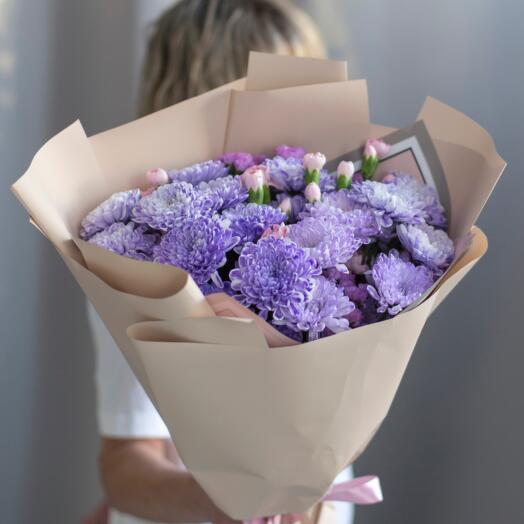 Ramo de Crisantemos y Dianthus en un elegante Paquete