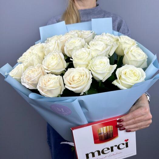 25 белых роз с конфетами merci