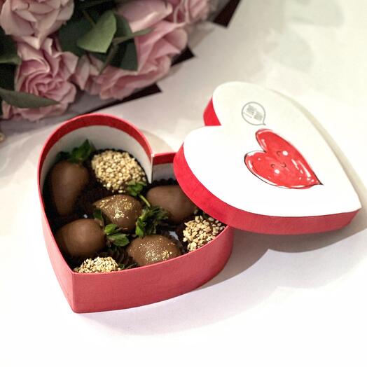 Клубника в шоколаде Love (8-9 ягод)