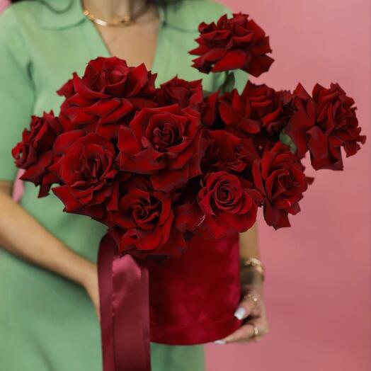 Красные розы в коробке