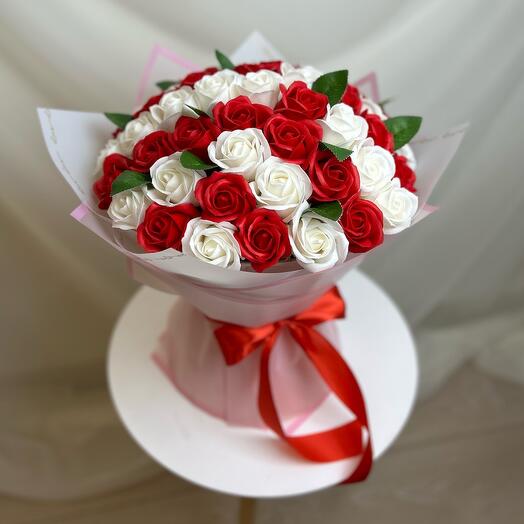 Elegante ramo de 51 rosas para su amada