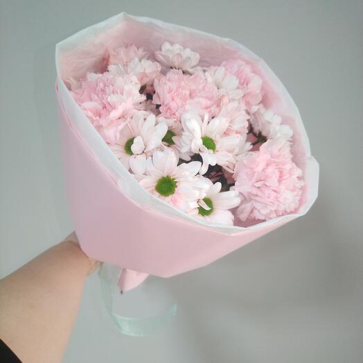Нежный букет с кустовой хризантемой и диантусами бмнд