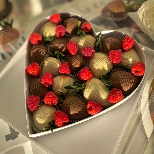 Клубника в шоколаде с малиной сердце