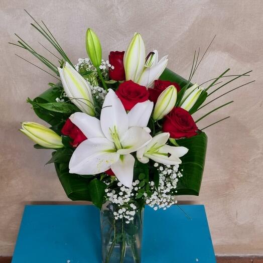 Bouquet Casablanca bianco rose rosse e nebbiolina