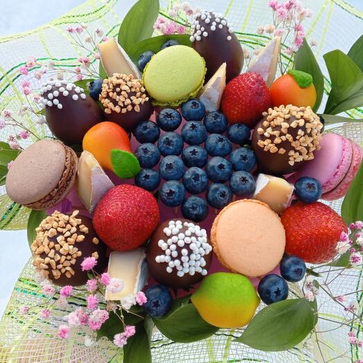 Клубничный букет🍓💐 Marzipan с сыром Brie 🧀, марципановыми фруктами🍐🍊🍎, голубикой, макарон