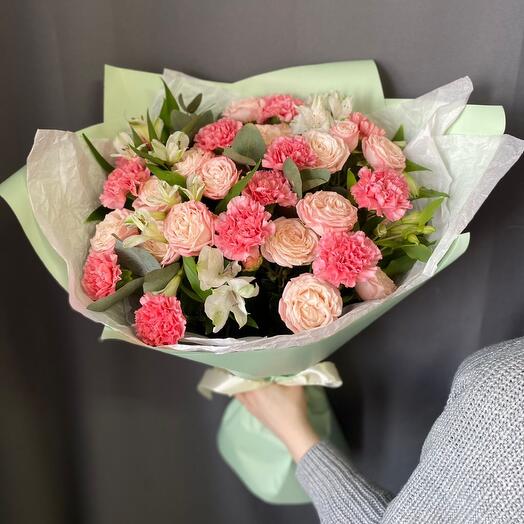 Авторский букет Кустовая роза, диантус, альстромерия в букете