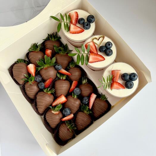 Set with chocolate-covered strawberries