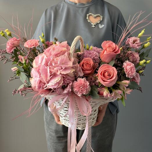 Корзина с гортензией и розами