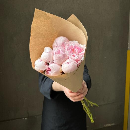 7 розовых пионов в жатом крафте/ Цветы/ букет от RoseMarkt