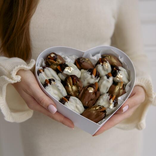 сердце из фиников на столе