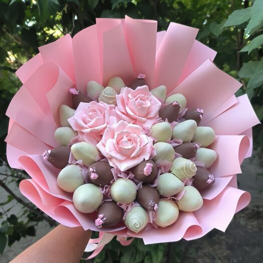 Букет из клубники с зефирными розами