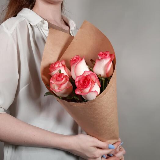 5 rosas blancas y Rosadas