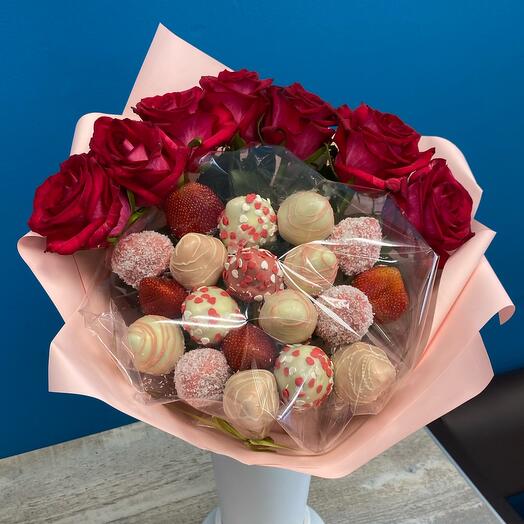 Fresas cubiertas de chocolate con rosas
