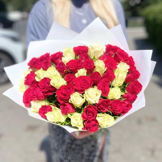 Букет из малиновой и белой 51 кенийской розы