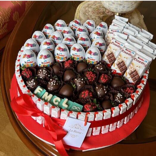 Торт киндер с клубникой в шоколаде