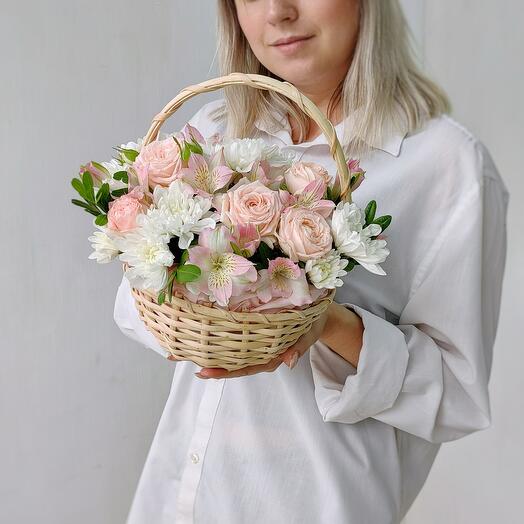 Корзина цветов из кустовых пионовидных  роз и хризантемой