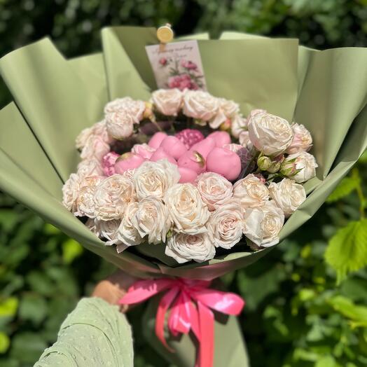 Букет из 15 клубник и 11 кустовых роз