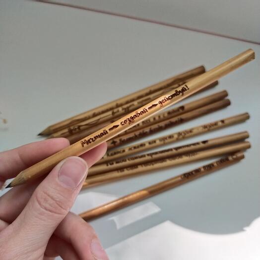 Карандаш из дерева  с гравировкой