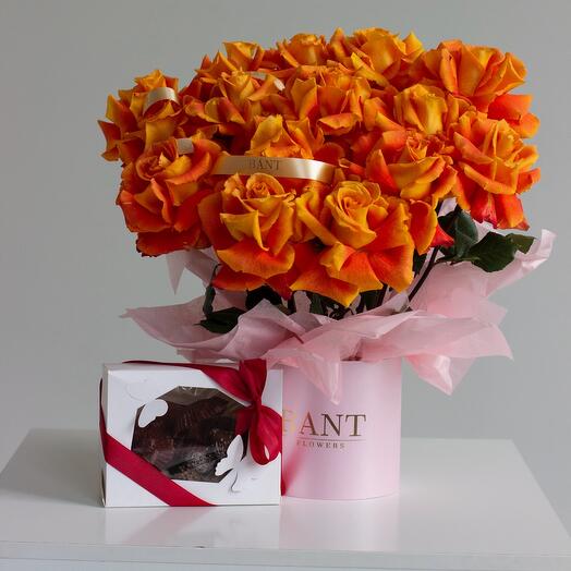 Комбо: 15 оранжевых ажурных роз+ 9шт клубники в шоколаде