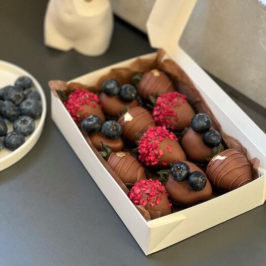 Клубника в шоколаде 12 ягод «blueberry»