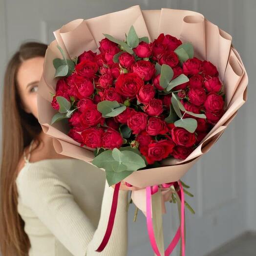 Кустовые розы Ред Баблс с эвкалиптом