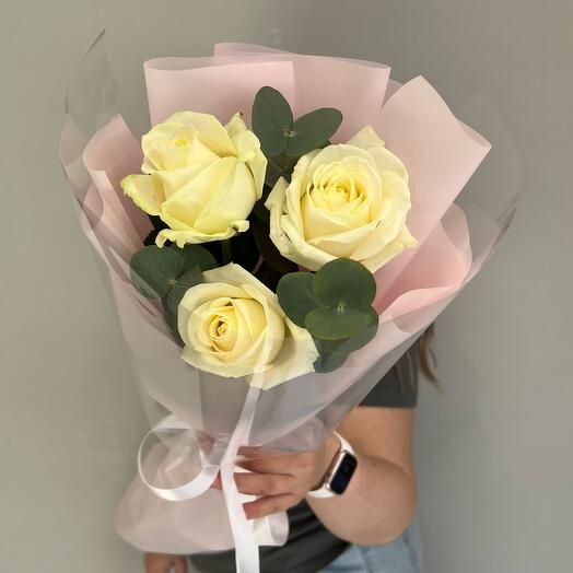 Букет 3 белые розы с эвкалиптом