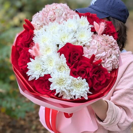 Букет с гортензиями и красными розами "Танго любви" L