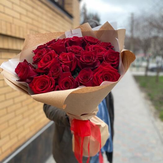Красные розы в крафте
