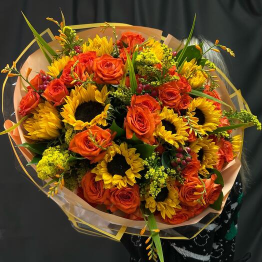 Яркий букет с подсолнухами, розами и солидаго