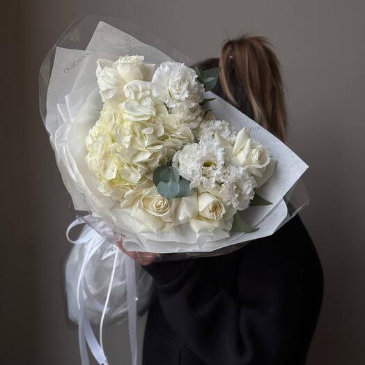 Букет подарок на свадьбу белоснежный с гортензией и пионовидными розами