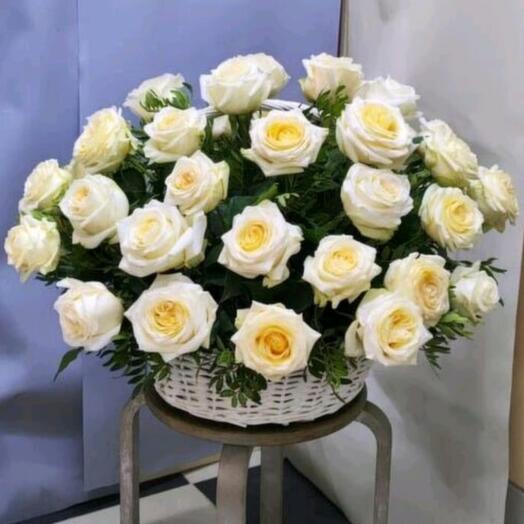 Корзина с розами пионовидными