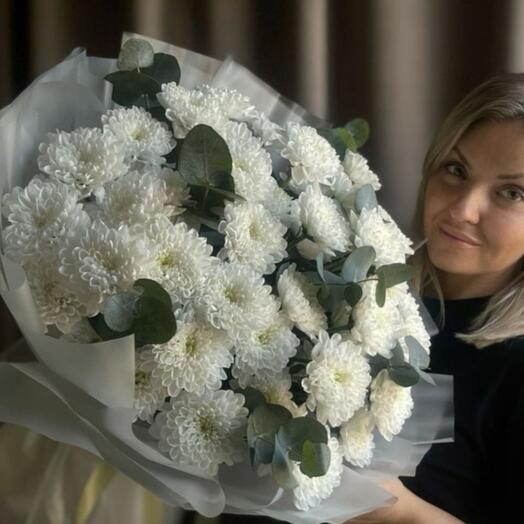 Букет из хризантем с эвкалиптом