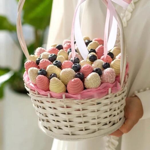 Корзина с ягодами в шоколаде M