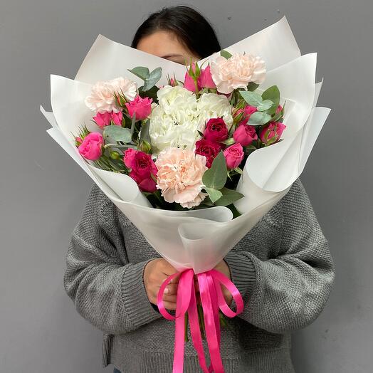 Авторский букет с кустовыми розами, диантксами и гортензией🌸